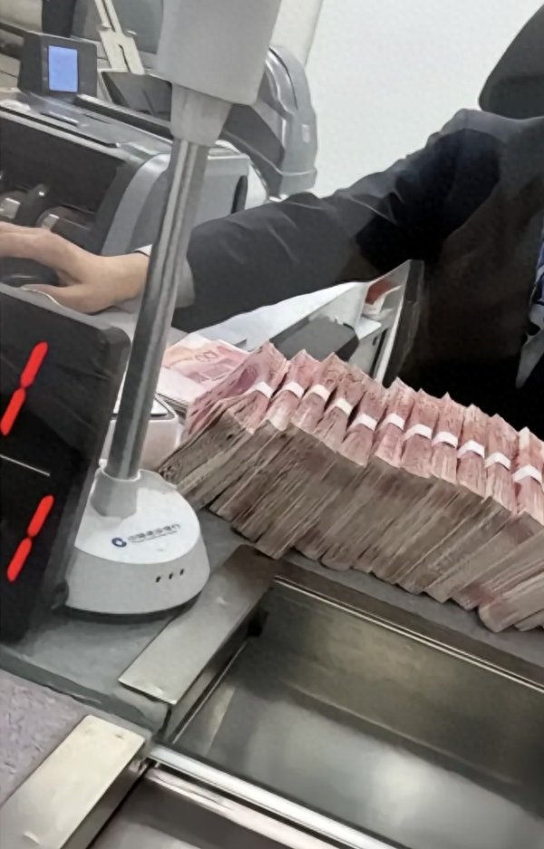 股票配资导航网 告别一刀切! 2026年起存取5万无需填表, 银行不再查户口